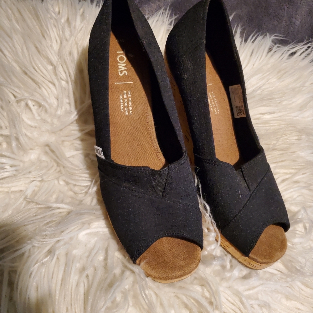 Tom's wedges size 8 1\2 black fabric